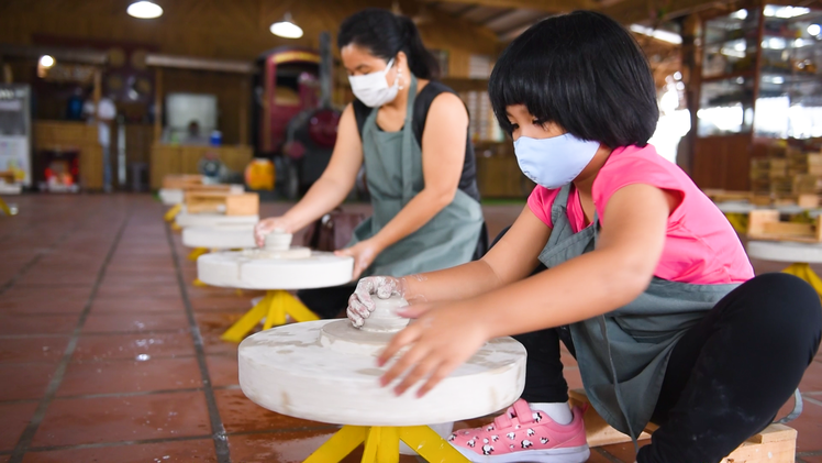 Video: Trải nghiệm cùng con làm gốm ngày cuối tuần