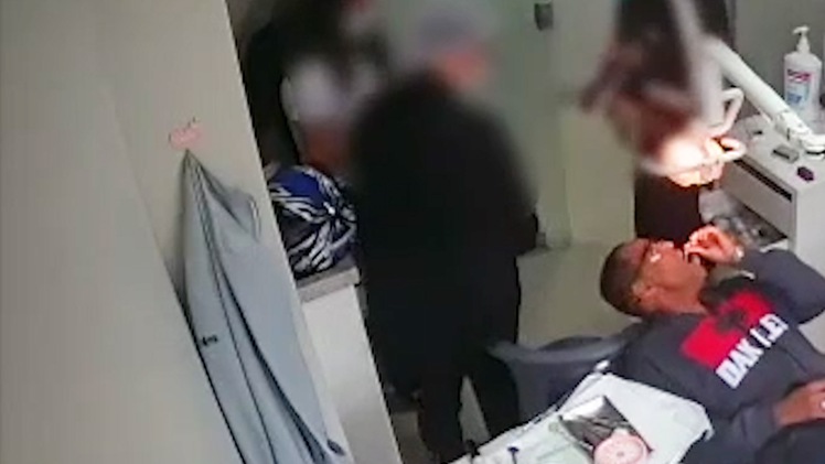 Video: Cầm dao xông vào phòng nha, 2 tên cướp nhanh chóng bị khống chế vì bệnh nhân là… cảnh sát