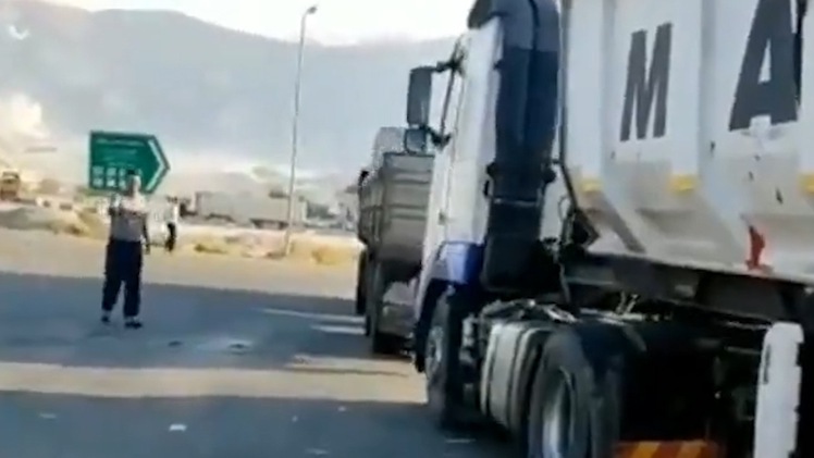 Video: Xe tải rung lắc dữ dội do hai trận động đất liên tiếp ở Iran