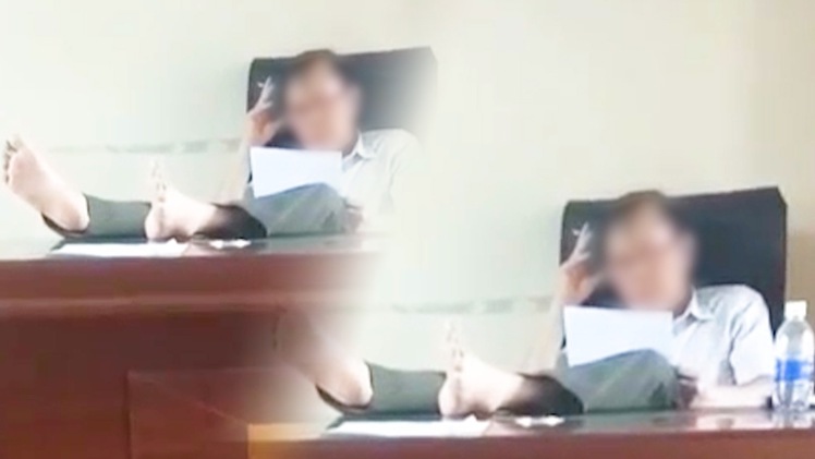 Video: Hạt trưởng kiểm lâm gác chân lên bàn làm việc, tạm đình chỉ là quá 'nặng tay'?
