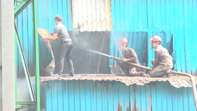 Video: Dập tắt đám cháy trong công ty sản xuất viên gỗ nén rộng hàng ngàn mét vuông