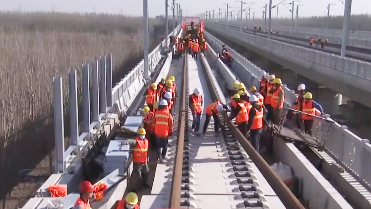 Video: Chỉ trong 20 ngày, nhóm công nhân lắp đặt xong 172 km đường tàu có vận tốc 350km/h