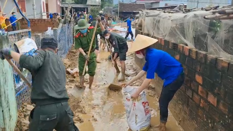 Video: Quân đội, công an giúp người dân khắc phục hậu quả sạt lở kinh hoàng ở núi Cấm