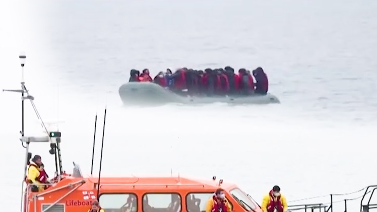 Video: Thảm kịch lật xuồng hơi chở 40 người vượt biển đến Anh, ít nhất 27 người chết