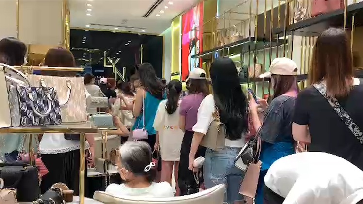 Video: Black Friday khuyến mãi siêu khủng, nơi đông đúc, nơi... 'èo uột'