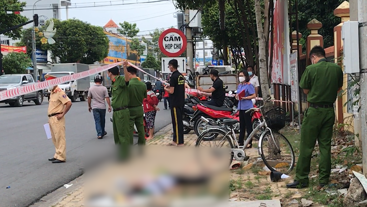 Video: Bảo vệ siêu thị nằm chết trên đường phố, bên cạnh chiếc xe đạp
