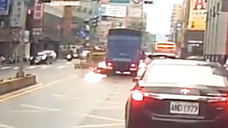 Video: Tài xế trượt dài trên đường, xe bốc cháy