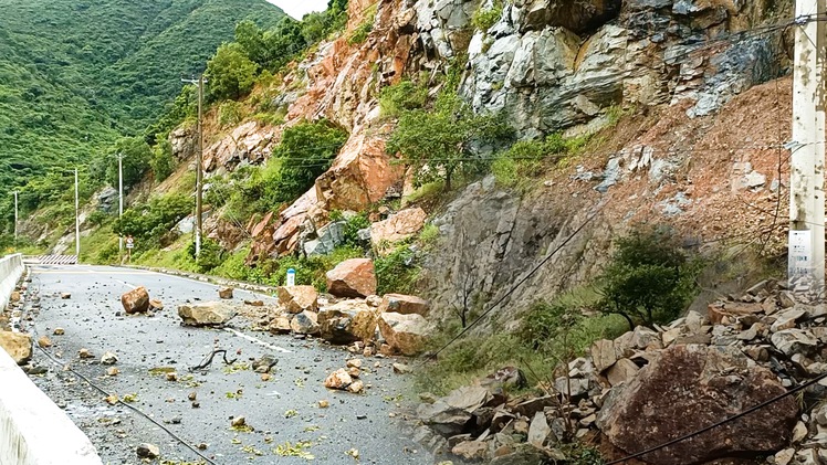 Video: Đường đèo Cù Hin, Nha Trang bị ách tắc do đá rơi