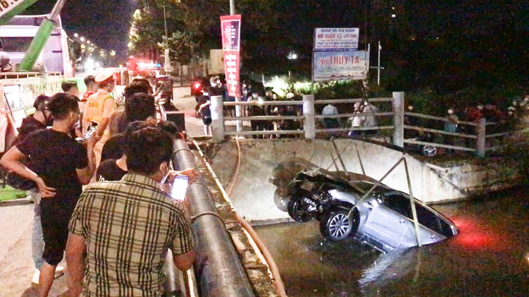 Video: Trục vớt xe 7 chỗ lao thẳng xuống kênh giữa đêm khuya ở Biên Hòa