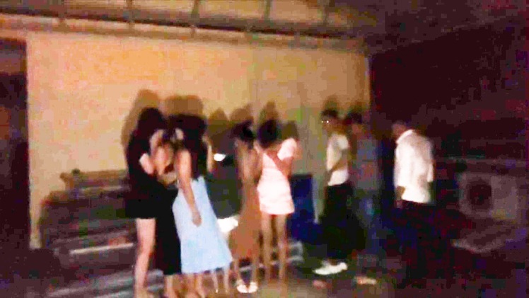 Video: Nhóm thanh niên lén lút hát karaoke, chạy trốn lên sân thượng khi công an kiểm tra