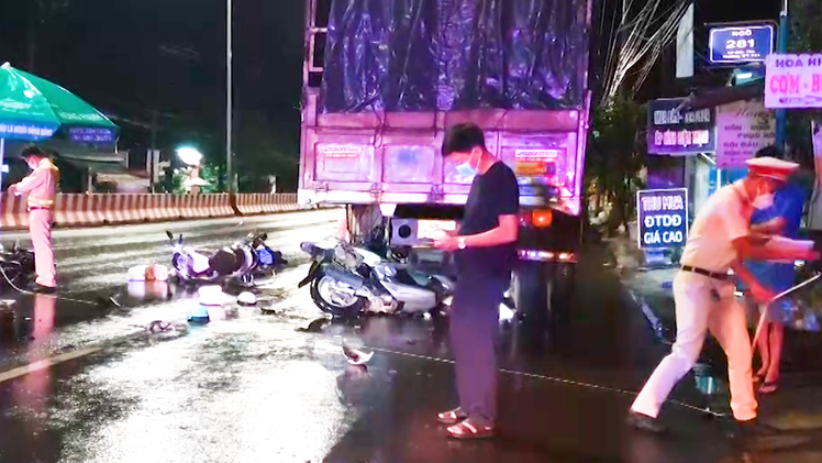 Video: Thanh niên đi xe máy tông vào xe công vụ đang xử lý vụ tai nạn chết người