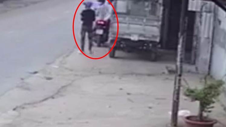 Video: Trích xuất camera vụ mất trộm xe ba gác máy giữa trưa ở Bình Chánh
