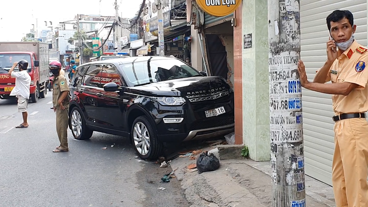 Video: Đi bộ trên vỉa hè TP.HCM đến nơi hớt tóc, người đàn ông bị xe sang tiền tỉ tông tử vong