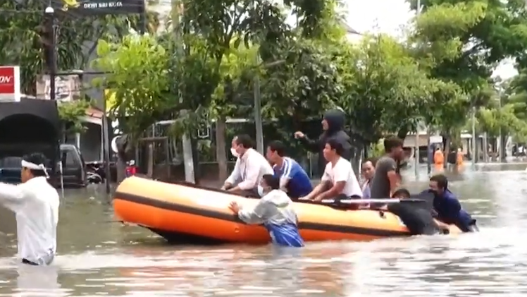 Video: Mưa lớn ở Indonesia phá hủy nhiều nhà cửa, ngập lụt đường phố