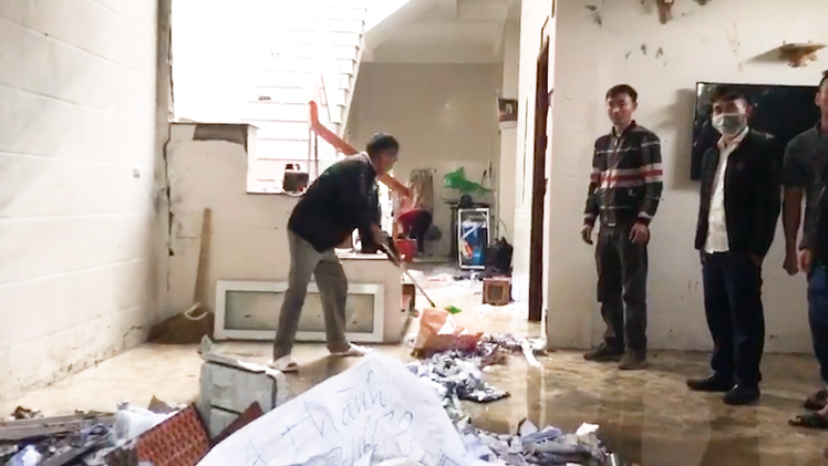 Video: Điều tra sau tiếng nổ lớn như bom, ngôi nhà 2 tầng ở TP Vinh rung chuyển