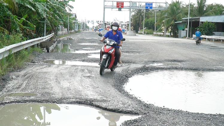 Video: Yêu cầu sửa chữa hư hỏng tuyến tránh thị xã Cai Lậy trước ngày 20-12