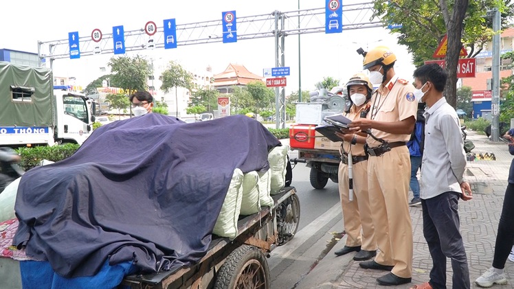 Video: Nhiều xe ba gác, xe thô sơ vi phạm bị xử phạt, tạm giữ xe