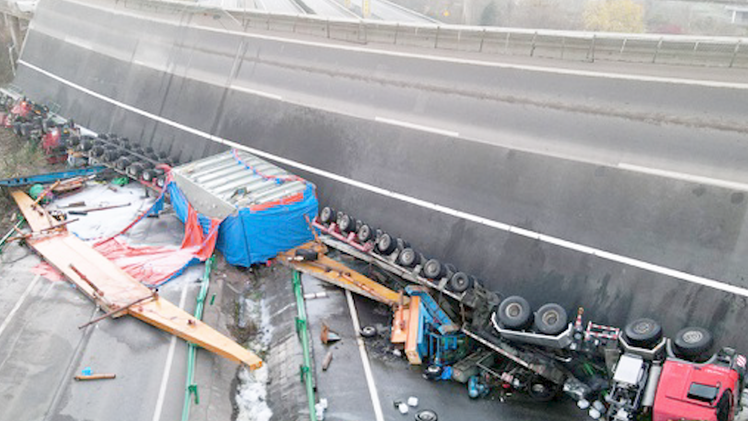 Video: Xe 200 tấn làm sập cầu vượt cao tốc khiến 4 người thiệt mạng
