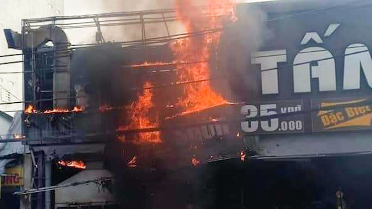 Video: Cháy tiệm cơm tấm Phúc Lộc Thọ ở Thủ Đức, tiếng nổ lụp bụp phát ra như pháo