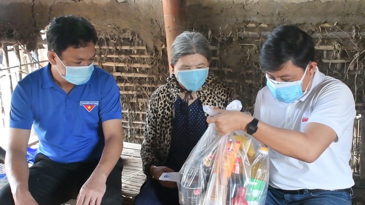 Video: Báo Tuổi Trẻ cứu trợ khẩn cấp người dân vùng ngập lũ Phú Yên, Bình Định