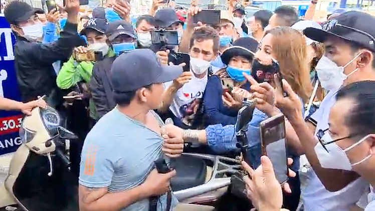 Video: Yêu cầu làm rõ vụ hành hung người và cản trở báo chí trước cổng tòa án