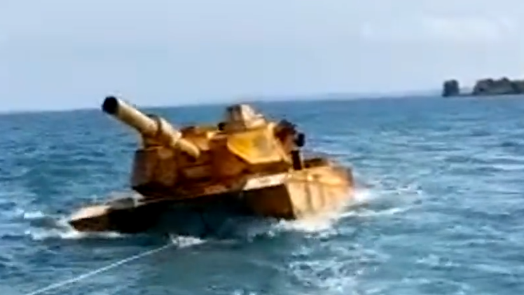 Video: Hải quân Indonesia kéo ‘xe tăng’ trôi nổi trên biển vào bờ và đang điều tra vụ việc