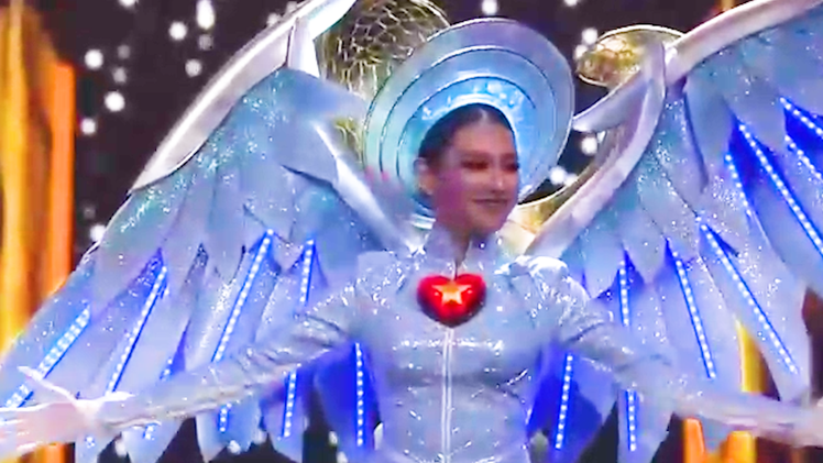 Video: Người đẹp Thùy Tiên dẫn đầu phần thi Quốc phục Hoa hậu Hòa bình quốc tế 2021