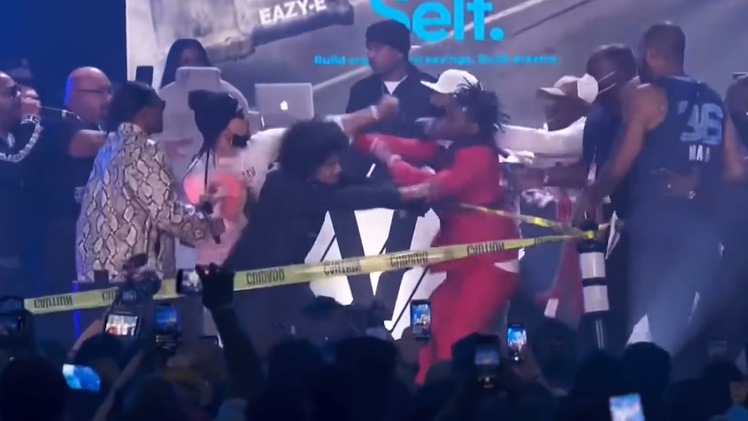 Video: Hai nhóm nhạc rap lao vào đánh nhau ngay trên sóng trực tiếp