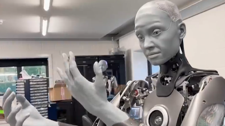 Video: Robot biết biểu thị cảm xúc, tạo dáng trước ống kính