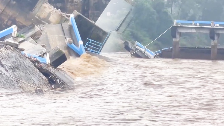 Video: Khoảnh khắc cây cầu bị đánh sập bởi dòng lũ ở Thái Lan