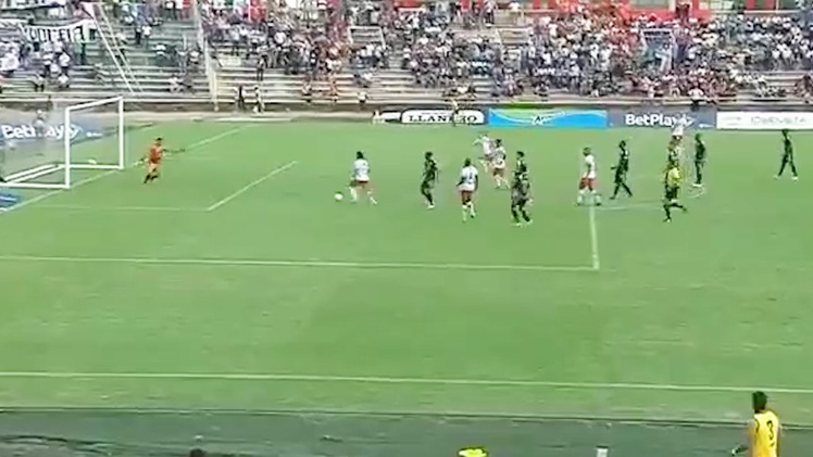 Video: Pha bóng 'cố ý thua' khi cả đội nhìn cầu thủ đối phương ghi bàn