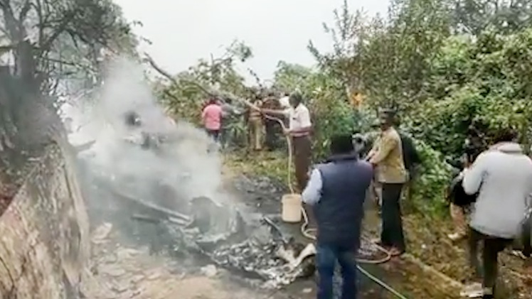 Video: Hiện trường vụ rơi trực thăng chở Tổng tham mưu trưởng quân đội Ấn Độ