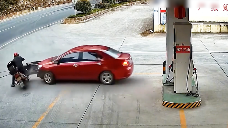 Video: Ô tô mất lái va chạm với xe máy rồi tông vào một trụ bơm xăng