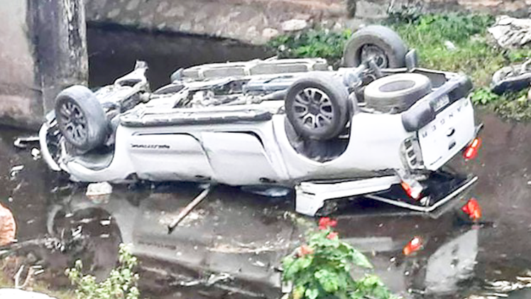 Video: Xe bán tải lao xuống cầu rồi lật ngửa, hai cán bộ thuế ở Nghệ An tử vong