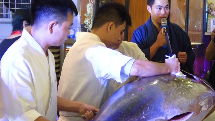Video: Điêu luyện mổ cá ngừ vây xanh ‘khủng’ 120kg tại TP.HCM