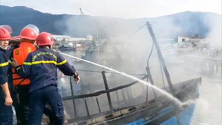 Video: Cháy 3 tàu cá ở cảng Thọ Quang, gần 200 người chữa cháy