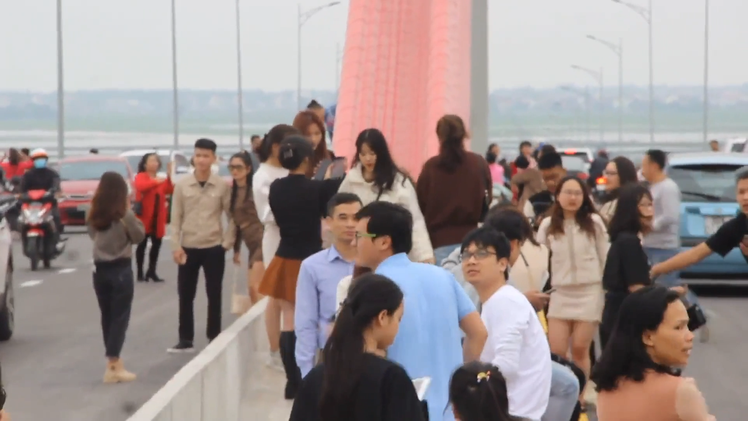 Video: Lộn xộn cảnh du khách tụ tập trên cầu 950 tỉ đồng để chụp ảnh