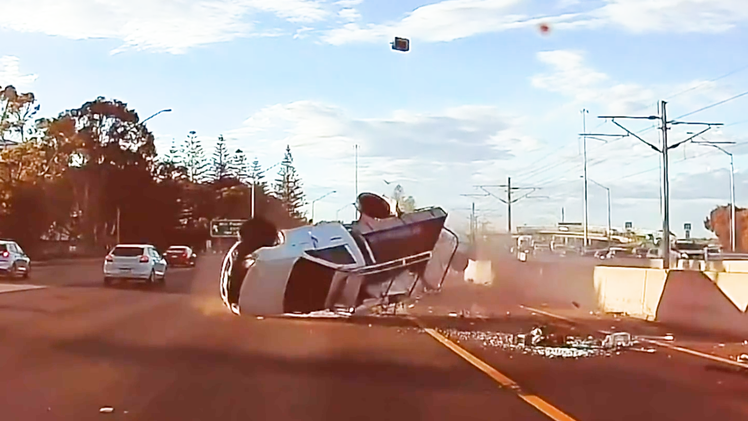 Video: Khoảnh khắc hai xe bán tải lộn nhiều vòng trên đường sau va chạm
