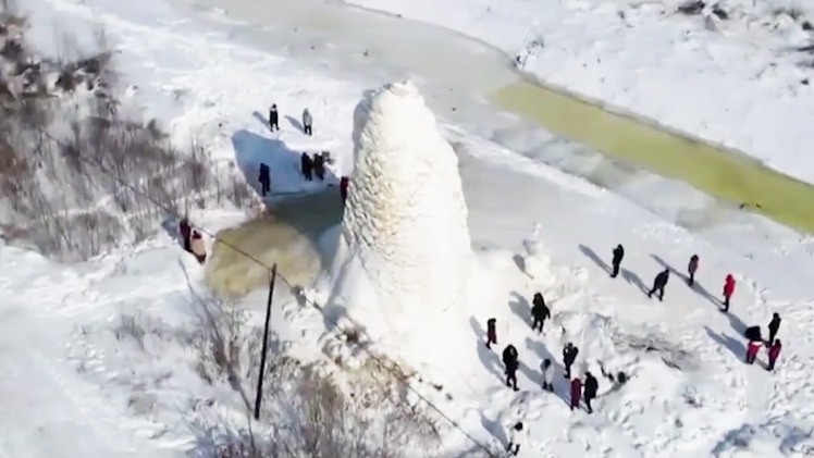 Video: Tháp băng trắng như mây 'hút hồn' nhiều du khách