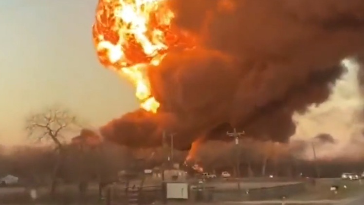 Video: Xe đầu kéo tông tàu chở xăng gây cháy nổ kinh hoàng tại Mỹ