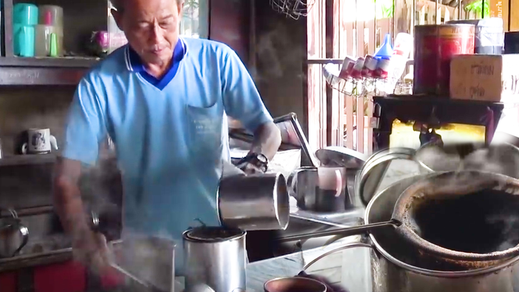 Video: Quán cà phê 114 năm giữ nguyên giá, tính ra tiền Việt 11.000 đồng một ly