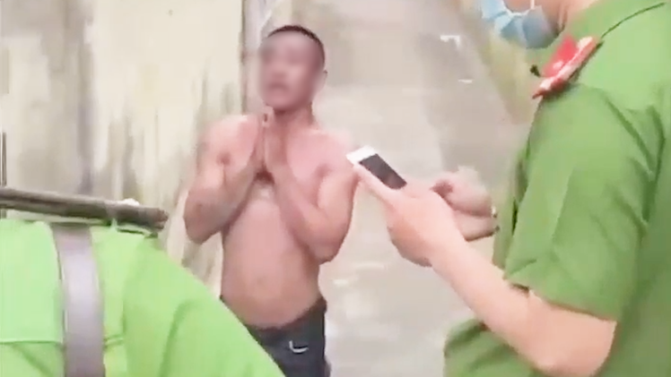 Video: Nam thanh niên nghi ngáo đá, 'đang luyện công' thì bị mời lên phường
