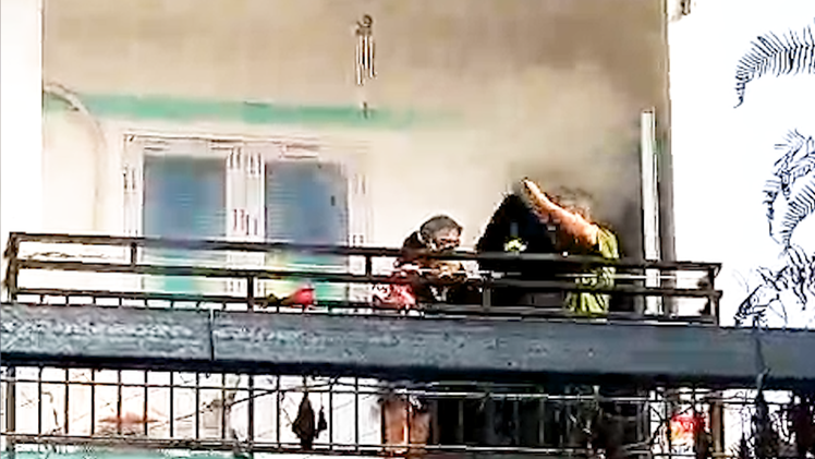 Video: Cận cảnh giải cứu cháu bé kẹt trên tầng 2 căn nhà đang cháy ở quận 3