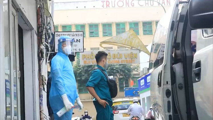 Video: Phong tỏa quán cà phê ở 'phố Tây' TP.HCM liên quan công chứng viên mắc COVID-19