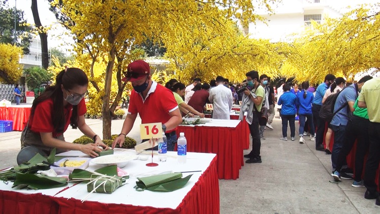 Thi gói bánh chưng tặng người nghèo trong lễ hội Tết Việt