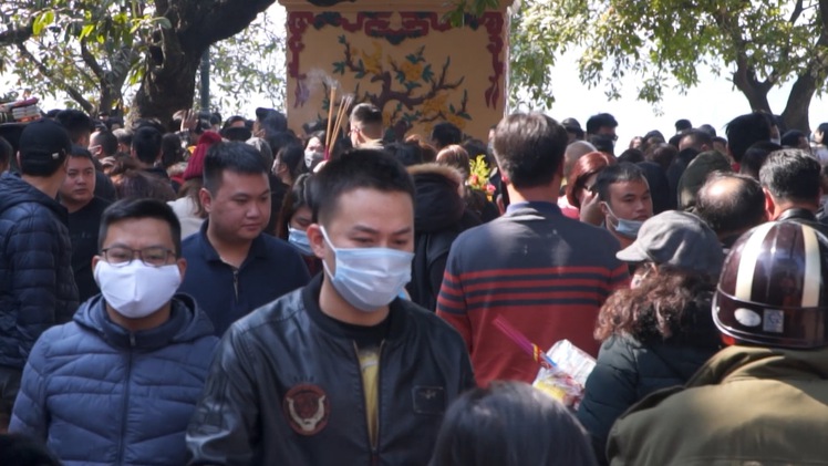Video: Hà Nội dừng lễ hội, giải tỏa ngay trà đá vỉa hè