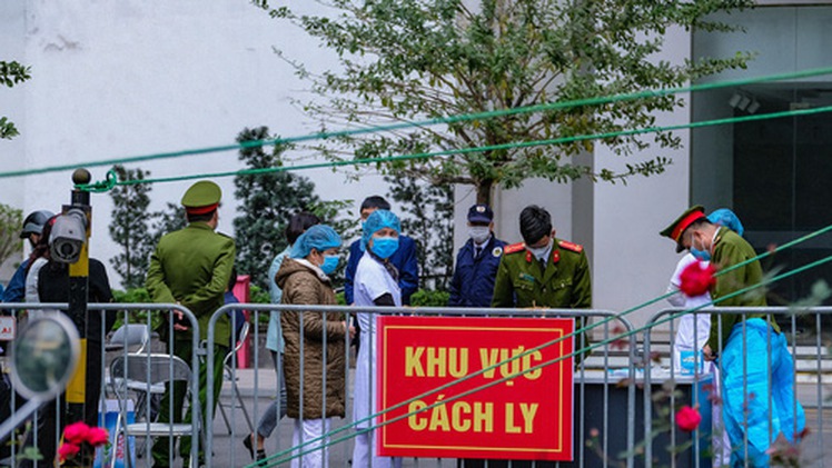 Video: Phong tỏa hai tòa nhà 1.200 dân tại Hà Nội vì COVID-19