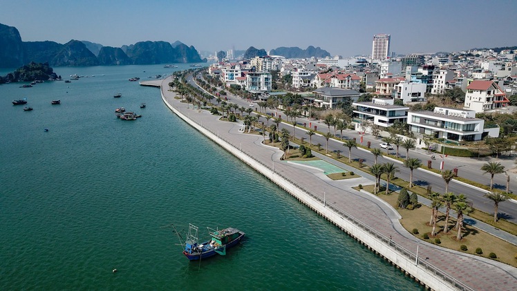 Video: Đường ven biển Hạ Long ‘tuyệt tác’ bên bờ di sản