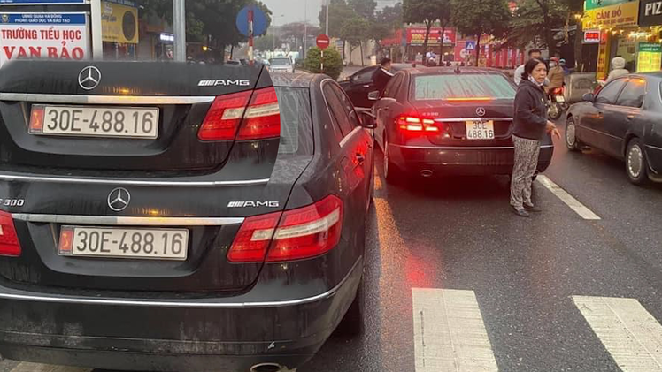 Video: Đang xác minh vụ 2 ôtô cùng biển số ‘chạm mặt’ trên phố ở Hà Nội