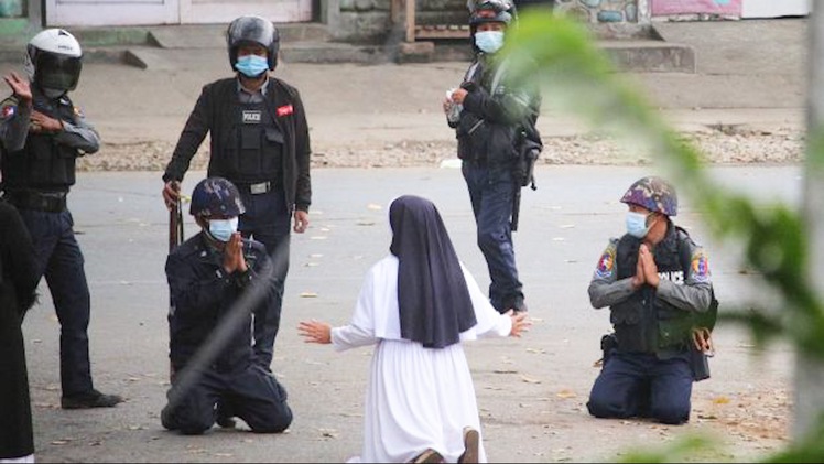 Video: Nữ tu quỳ gối xin cảnh sát Myanmar tha mạng cho người biểu tình